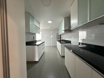 🔸 Amplio departamento en Chacarilla, 1er piso elevado, frente a parque