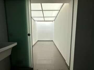 🔸 Amplio departamento en Chacarilla, 1er piso elevado, frente a parque