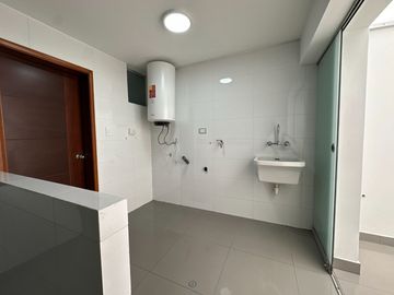 🔸 Amplio departamento en Chacarilla, 1er piso elevado, frente a parque