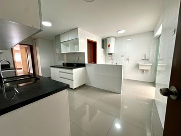 🔸 Amplio departamento en Chacarilla, 1er piso elevado, frente a parque