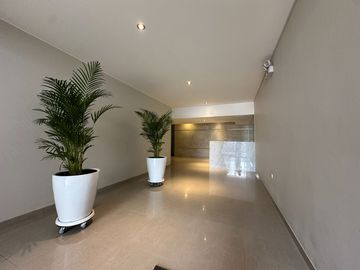🔸 Amplio departamento en Chacarilla, 1er piso elevado, frente a parque