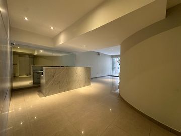 🔸 Amplio departamento en Chacarilla, 1er piso elevado, frente a parque