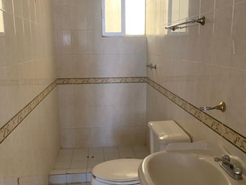 Casa venta en Paseos de Miravalle con local comercial en León, Gto.