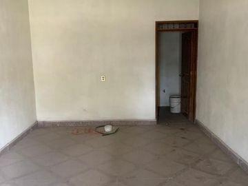 Casa venta en Paseos de Miravalle con local comercial en León, Gto.