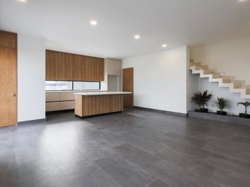 Casa NUEVA en VENTA con acabados residenciales de lujo en una ubicación privilegiada.