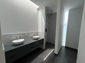 Casa NUEVA en VENTA con acabados residenciales de lujo en una ubicación privilegiada.