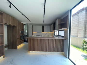 CASA DE 3 RECAMARAS EN LOMAS DE ANGELÓPOLIS - ENTREGA INMEDIATA