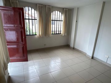 HERMOSA CASA EN VENTA EN LOS OLIVOS