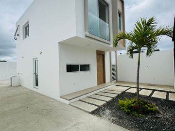 Venta de casa de 3 habitaciones en urbanización privada, Sur de Manta.