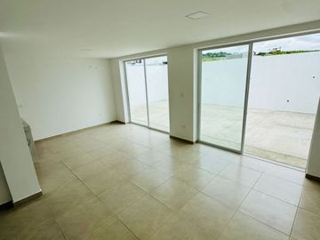 Venta de casa de 3 habitaciones en urbanización privada, Sur de Manta.