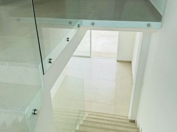 Venta de casa de 3 habitaciones en urbanización privada, Sur de Manta.