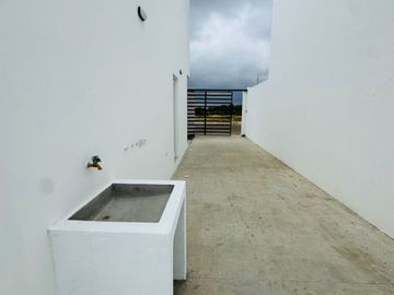 Venta de casa de 3 habitaciones en urbanización privada, Sur de Manta.