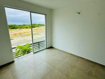 Venta de casa de 3 habitaciones en urbanización privada, Sur de Manta.