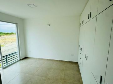Venta de casa de 3 habitaciones en urbanización privada, Sur de Manta.