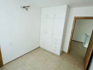 Venta de casa de 3 habitaciones en urbanización privada, Sur de Manta.