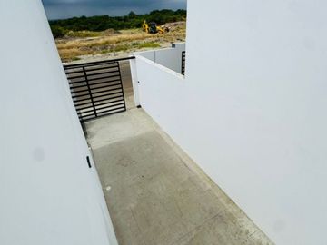 Venta de casa de 3 habitaciones en urbanización privada, Sur de Manta.