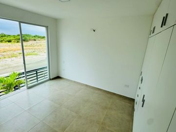 Venta de casa de 3 habitaciones en urbanización privada, Sur de Manta.