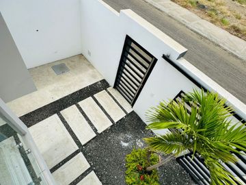 Venta de casa de 3 habitaciones en urbanización privada, Sur de Manta.
