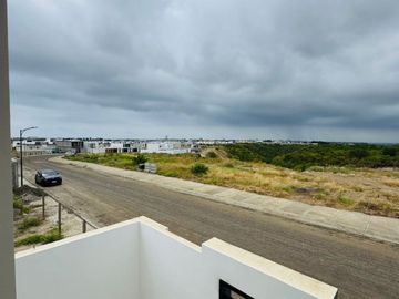 Venta de casa de 3 habitaciones en urbanización privada, Sur de Manta.