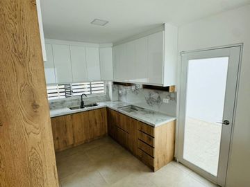 Venta de casa de 3 habitaciones en urbanización privada, Sur de Manta.