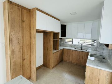 Venta de casa de 3 habitaciones en urbanización privada, Sur de Manta.