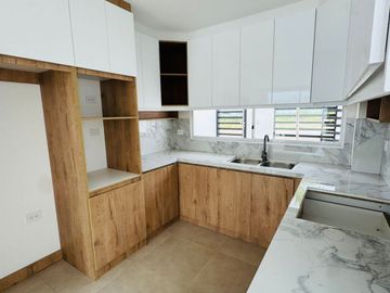 Venta de casa de 3 habitaciones en urbanización privada, Sur de Manta.