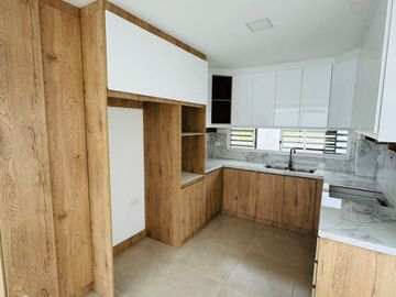 Venta de casa de 3 habitaciones en urbanización privada, Sur de Manta.