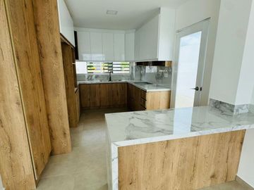 Venta de casa de 3 habitaciones en urbanización privada, Sur de Manta.