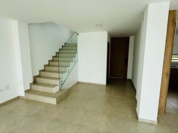 Venta de casa de 3 habitaciones en urbanización privada, Sur de Manta.