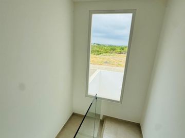 Venta de casa de 3 habitaciones en urbanización privada, Sur de Manta.