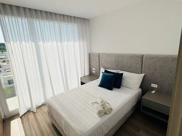 Venta de departamento amoblado de 3 habitaciones en urbanización Porto Manta.