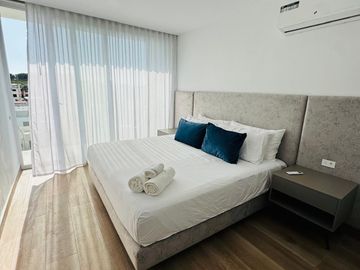 Venta de departamento amoblado de 3 habitaciones en urbanización Porto Manta.