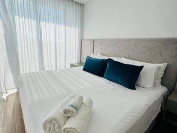 Venta de departamento amoblado de 3 habitaciones en urbanización Porto Manta.