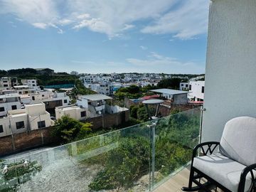 Venta de departamento amoblado de 3 habitaciones en urbanización Porto Manta.
