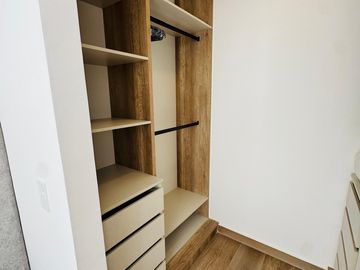 Venta de departamento amoblado de 3 habitaciones en urbanización Porto Manta.
