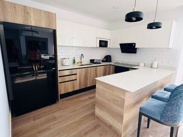 Venta de departamento amoblado de 3 habitaciones en urbanización Porto Manta.