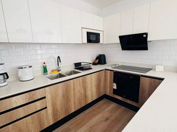 Venta de departamento amoblado de 3 habitaciones en urbanización Porto Manta.
