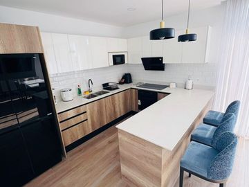 Venta de departamento amoblado de 3 habitaciones en urbanización Porto Manta.
