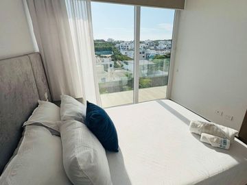 Venta de departamento amoblado de 3 habitaciones en urbanización Porto Manta.
