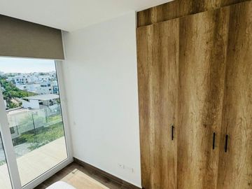 Venta de departamento amoblado de 3 habitaciones en urbanización Porto Manta.