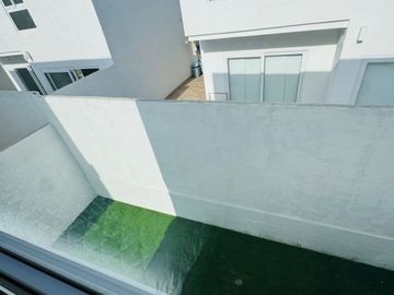 En venta Casa nueva amoblada en urbanización de Ruta Del Spondyllus en Manta.