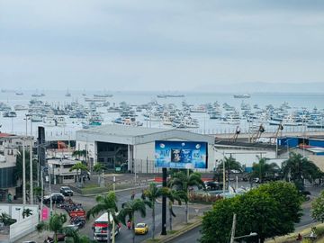 Venta de departamento de 2 habitaciones amoblado frente a Playa El Murciélago en Manta.