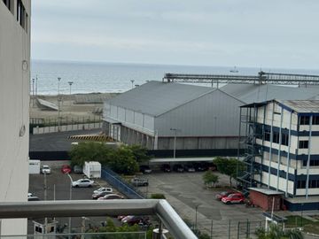 Venta de departamento de 2 habitaciones amoblado frente a Playa El Murciélago en Manta.