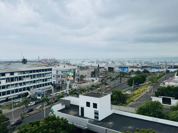 Venta de departamento de 2 habitaciones amoblado frente a Playa El Murciélago en Manta.