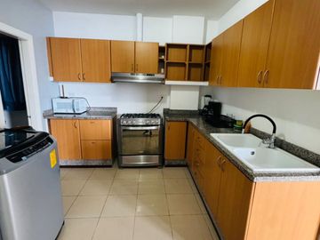 Venta de departamento de 2 habitaciones amoblado frente a Playa El Murciélago en Manta.