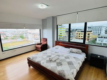 Venta de departamento de 2 habitaciones amoblado frente a Playa El Murciélago en Manta.
