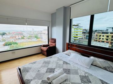 Venta de departamento de 2 habitaciones amoblado frente a Playa El Murciélago en Manta.