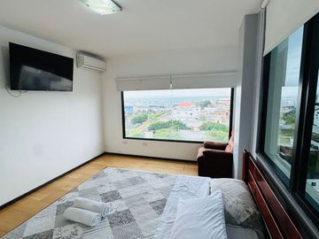 Venta de departamento de 2 habitaciones amoblado frente a Playa El Murciélago en Manta.