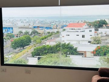 Venta de departamento de 2 habitaciones amoblado frente a Playa El Murciélago en Manta.