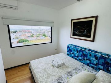 Venta de departamento de 2 habitaciones amoblado frente a Playa El Murciélago en Manta.